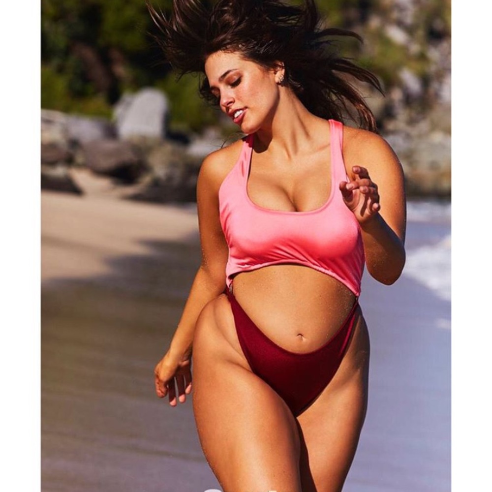 Ashley Graham Fes swimsuit